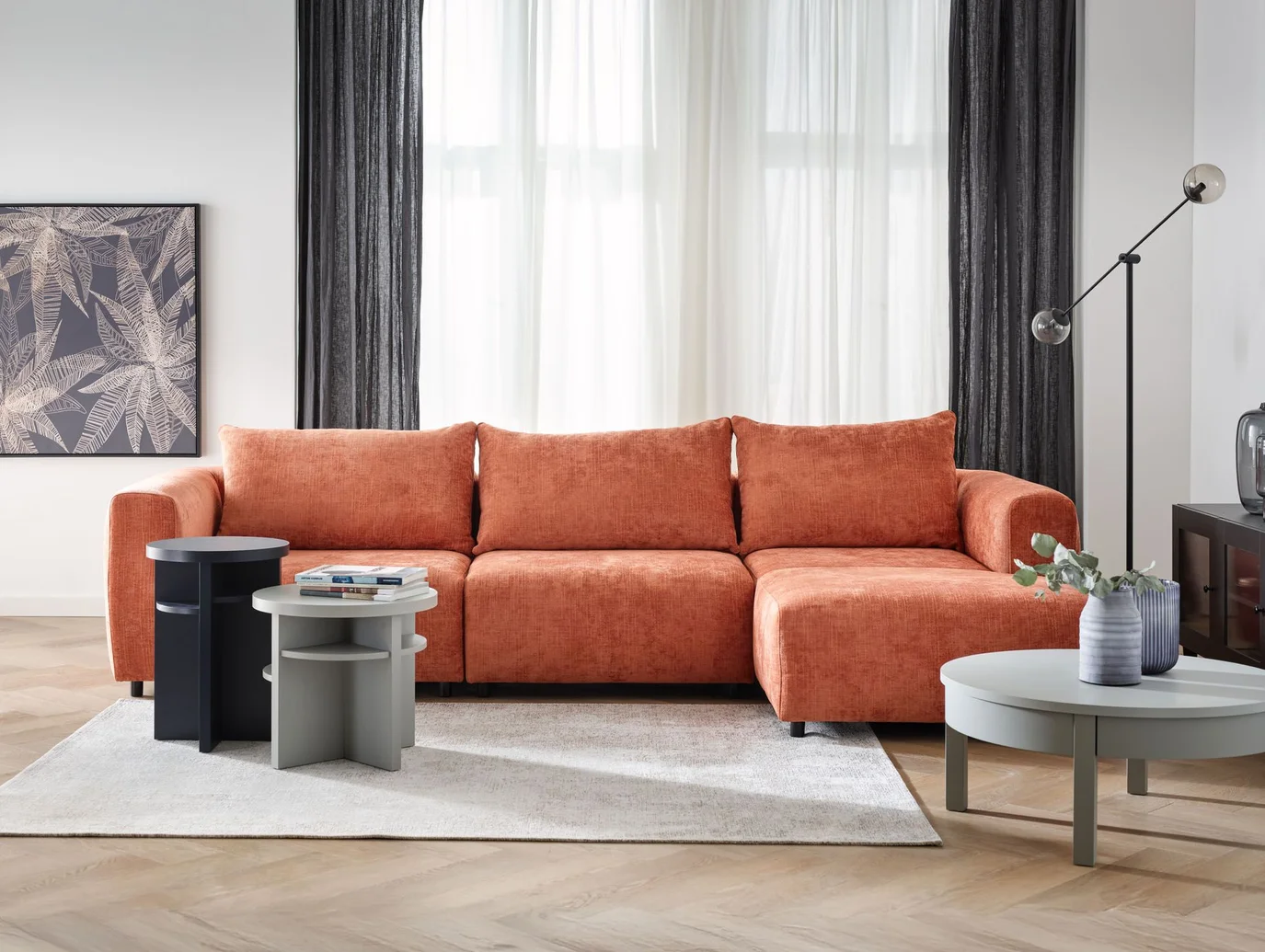Nowoczesny salon z pomarańczową sofą